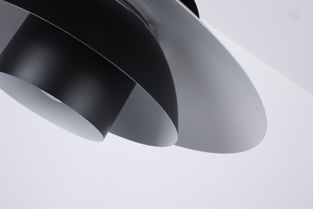 Stealth 2 Ø50 Zwart hanglamp Van Nordic Lighting - De gelaagde kappen geven een aangenaam en gericht licht en dragen bij aan de decoratieve vorm van de lamp.