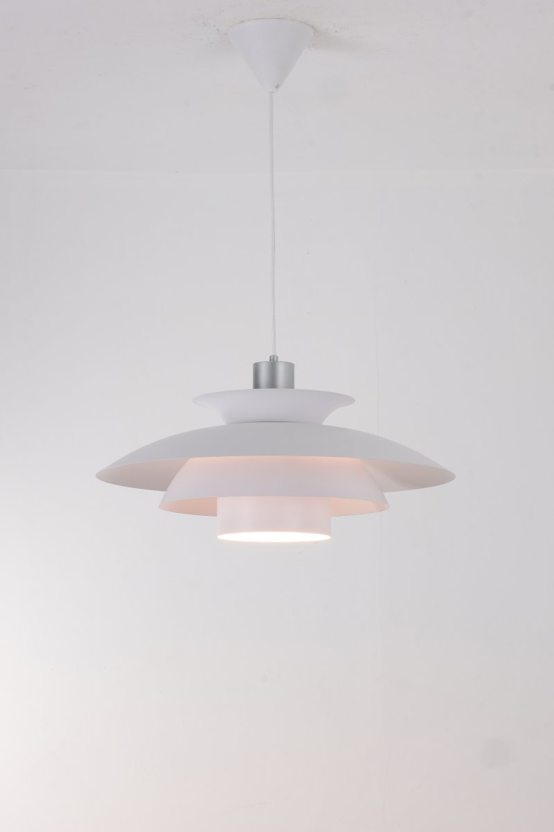 Stealth 2 Ø50 Wit hanglamp Van Nordic Lighting - De gelaagde kappen zorgen voor een aangenaam en gericht licht en dragen bij aan de decoratieve vorm van de lamp.
