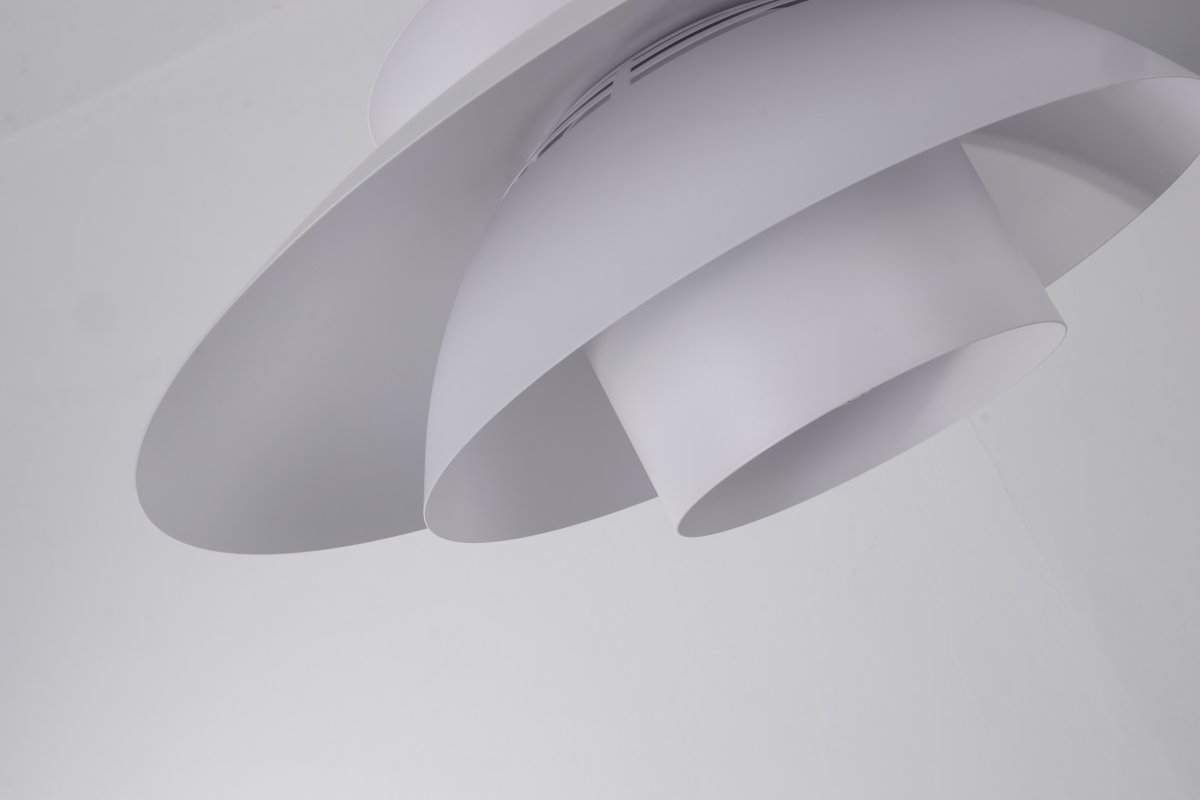 Stealth 2 Ø50 Wit hanglamp Van Nordic Lighting - De gelaagde kappen zorgen voor een aangenaam en gericht licht en dragen bij aan de decoratieve vorm van de lamp.
