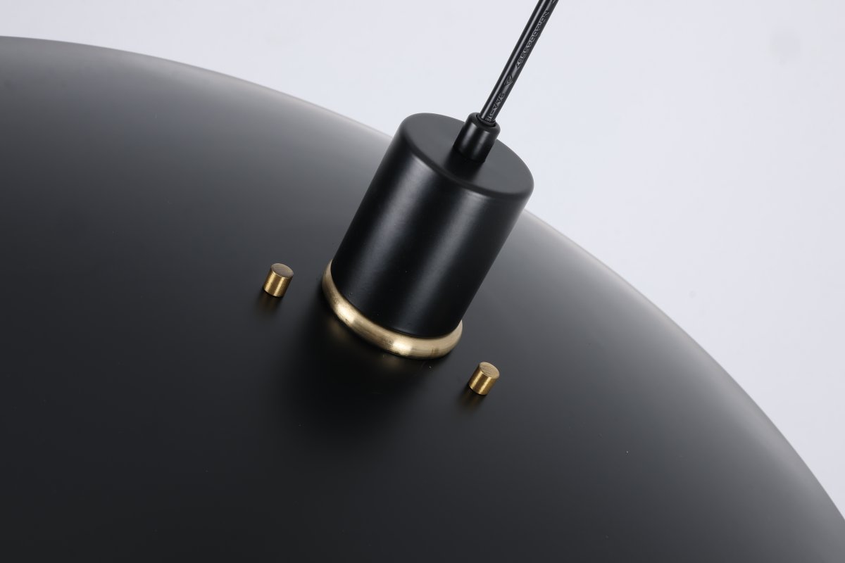 Stealth Ø50 Zwart hanglamp Van Nordic Lighting - De lamp wordt geleverd met twee sets details - knoppen en ringen in zowel messing als zwart - zodat u de uitstraling kunt kiezen en het ontwerp kunt aanpassen aan uw interieur.