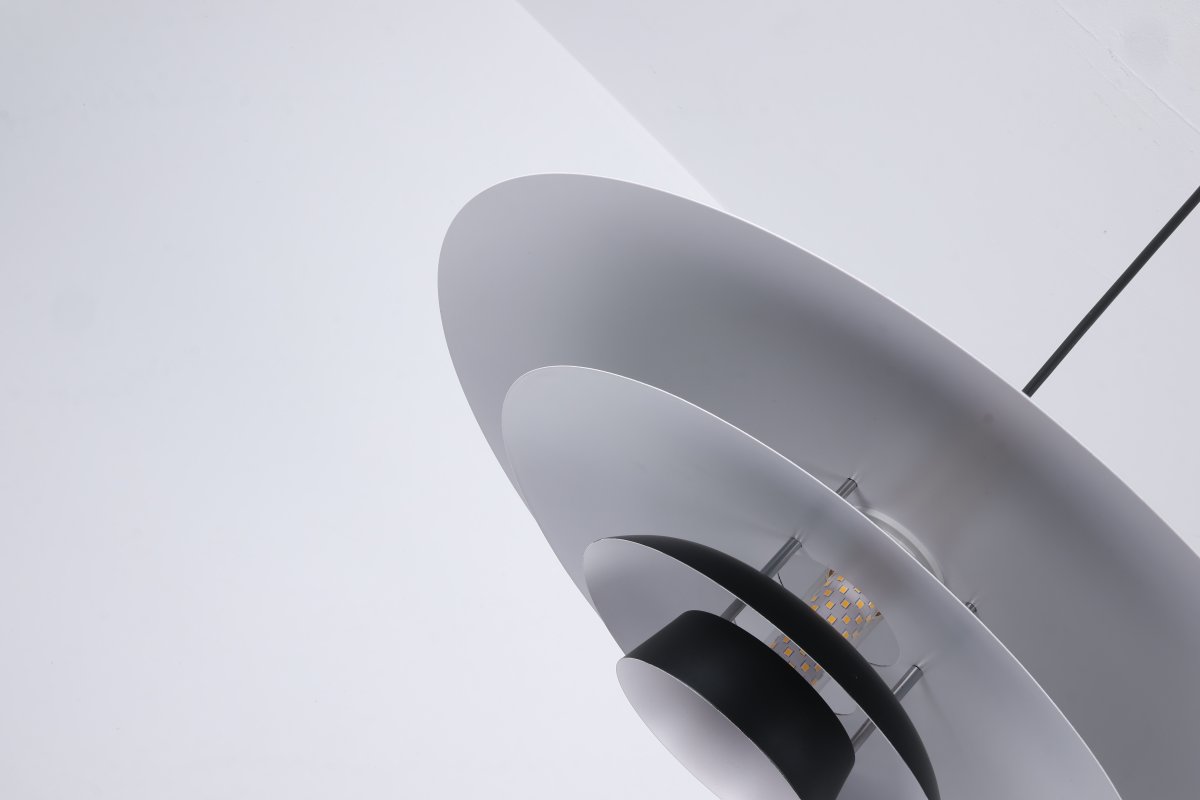 Stealth Ø50 Zwart hanglamp Van Nordic Lighting - De lamp wordt geleverd met twee sets details - knoppen en ringen in zowel messing als zwart - zodat u de uitstraling kunt kiezen en het ontwerp kunt aanpassen aan uw interieur.