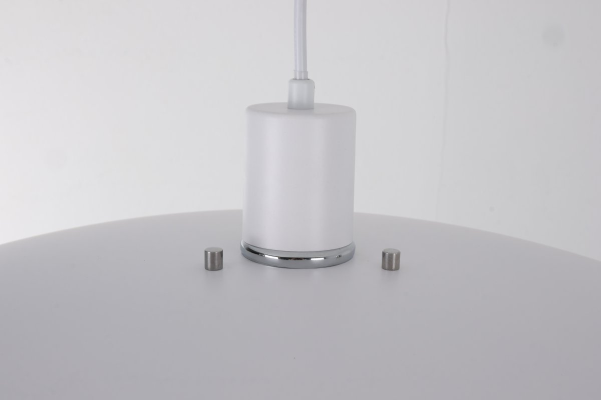 Stealth Ø50 Wit hanglamp Van Nordic Lighting - De lamp wordt geleverd met twee sets details - knoppen en ringen in zowel chroom als wit - zodat u de uitstraling kunt kiezen en het ontwerp kunt aanpassen aan uw interieur.