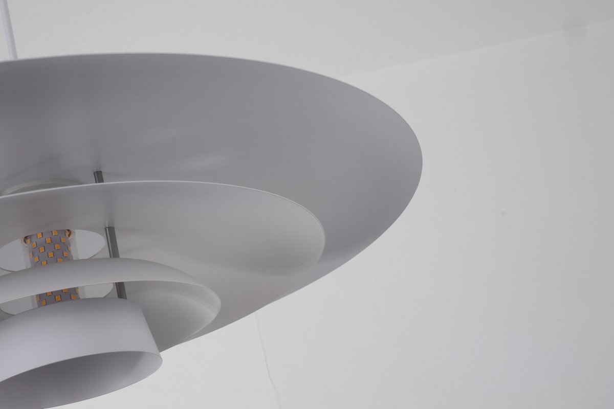Stealth Ø50 Wit hanglamp Van Nordic Lighting - De lamp wordt geleverd met twee sets details - knoppen en ringen in zowel chroom als wit - zodat u de uitstraling kunt kiezen en het ontwerp kunt aanpassen aan uw interieur.