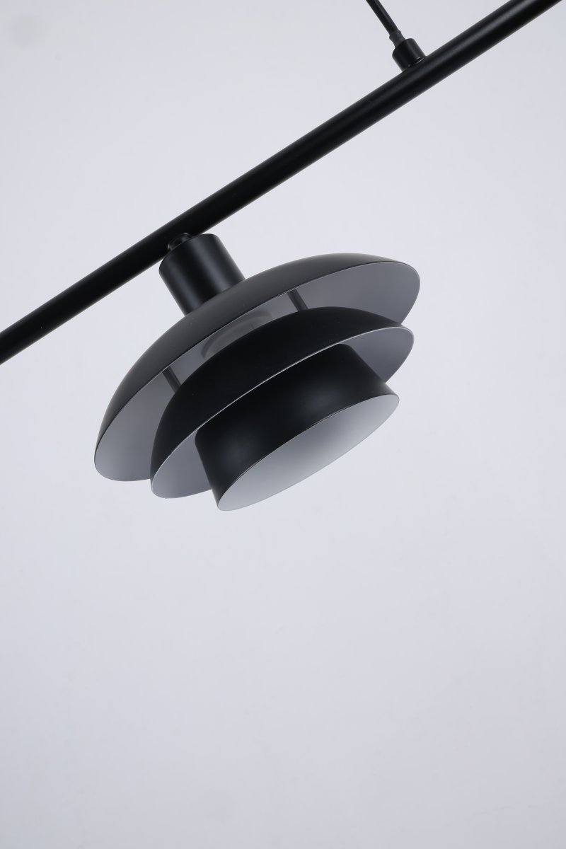 Stealth 86cm Zwart hanglamp Van Nordic Lighting - Stealth is een stijlvolle plafondlamp van zwart metaal met drie naar beneden gerichte kappen die een aangenaam, gericht licht geven boven bijvoorbeeld een eettafel of keuken.