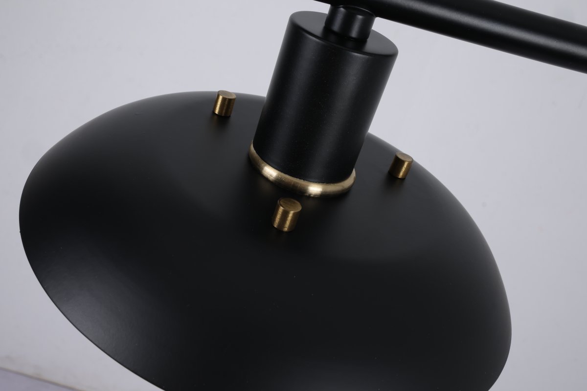 Stealth 86cm Zwart hanglamp Van Nordic Lighting - Stealth is een stijlvolle plafondlamp van zwart metaal met drie naar beneden gerichte kappen die een aangenaam, gericht licht geven boven bijvoorbeeld een eettafel of keuken.