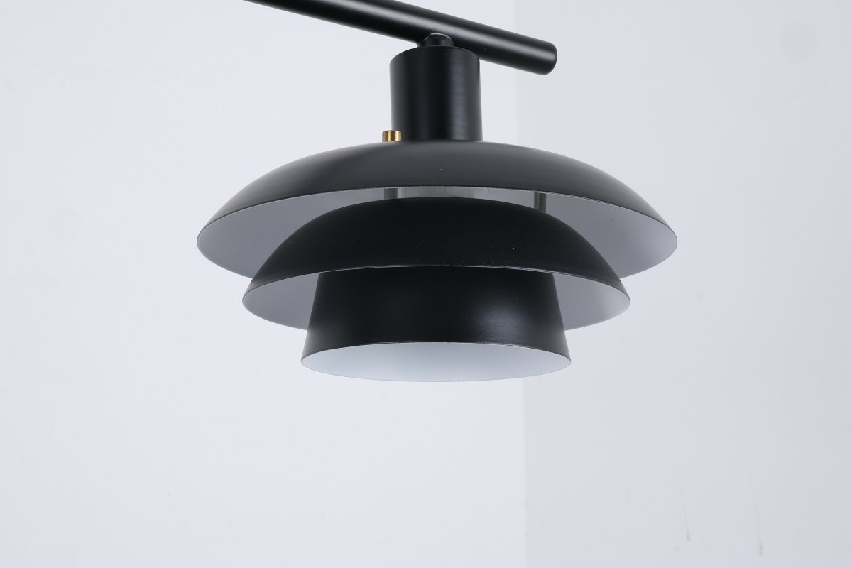 Stealth 120cm Zwart hanglamp Van Nordic Lighting - Stealth is een stijlvolle plafondlamp van zwart metaal met vier naar beneden gerichte kappen die een aangenaam, gericht licht geven boven bijvoorbeeld een eettafel of keuken.