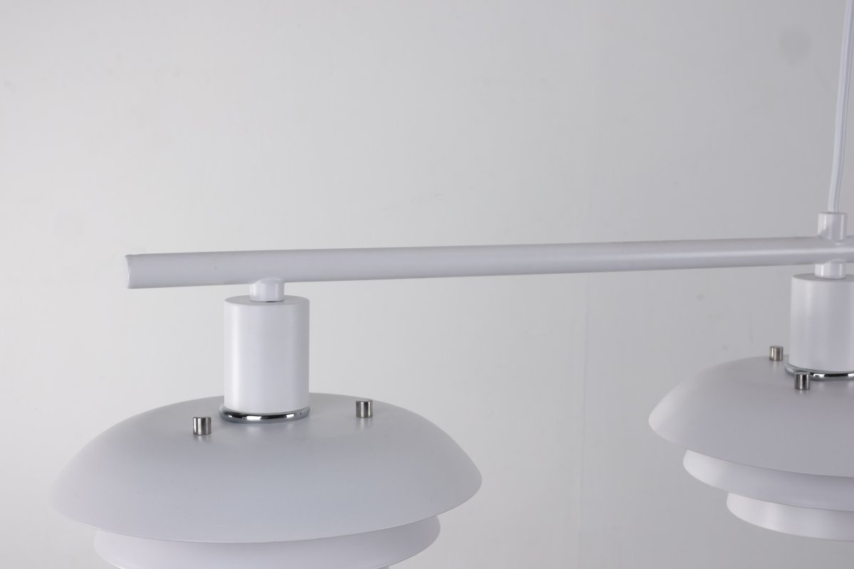 Stealth 120cm Wit hanglamp Van Nordic Lighting - Stealth is een stijlvolle plafondlamp van wit metaal met vier naar beneden gerichte kappen die een aangenaam, gericht licht geven boven bijvoorbeeld een eettafel of keuken.
