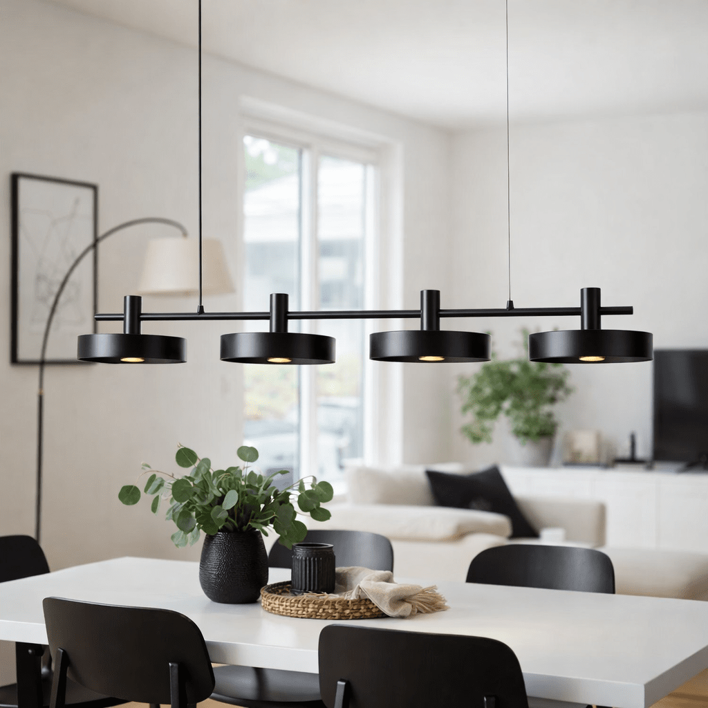 Birillo 130cm Zwart hanglamp Van Nordic Lighting - De vier kappen zorgen voor een gerichte lichtval naar beneden, waardoor een functionele en aangename verlichting ontstaat.