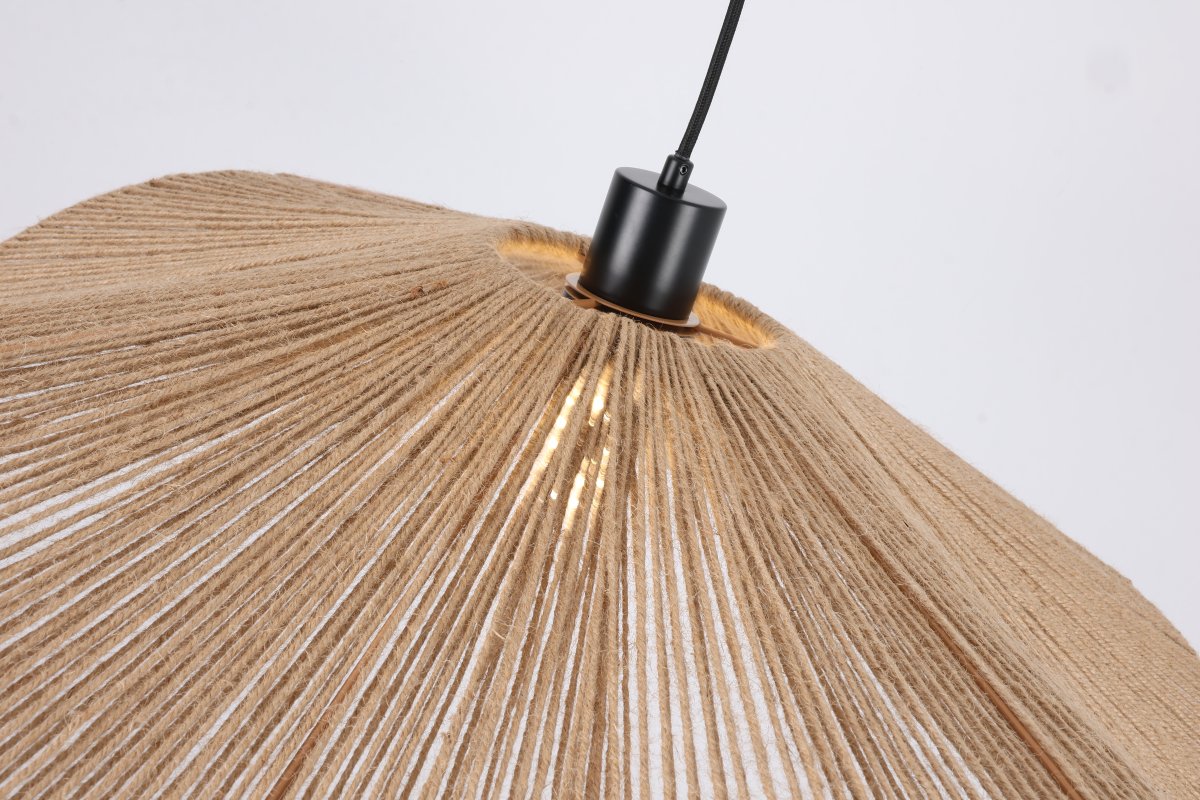 Rocca Ø70 Natuur hanglamp Van Nordic Lighting - Het licht wordt zachtjes door het materiaal gefilterd en zorgt voor een warme en uitnodigende sfeer in de kamer.
