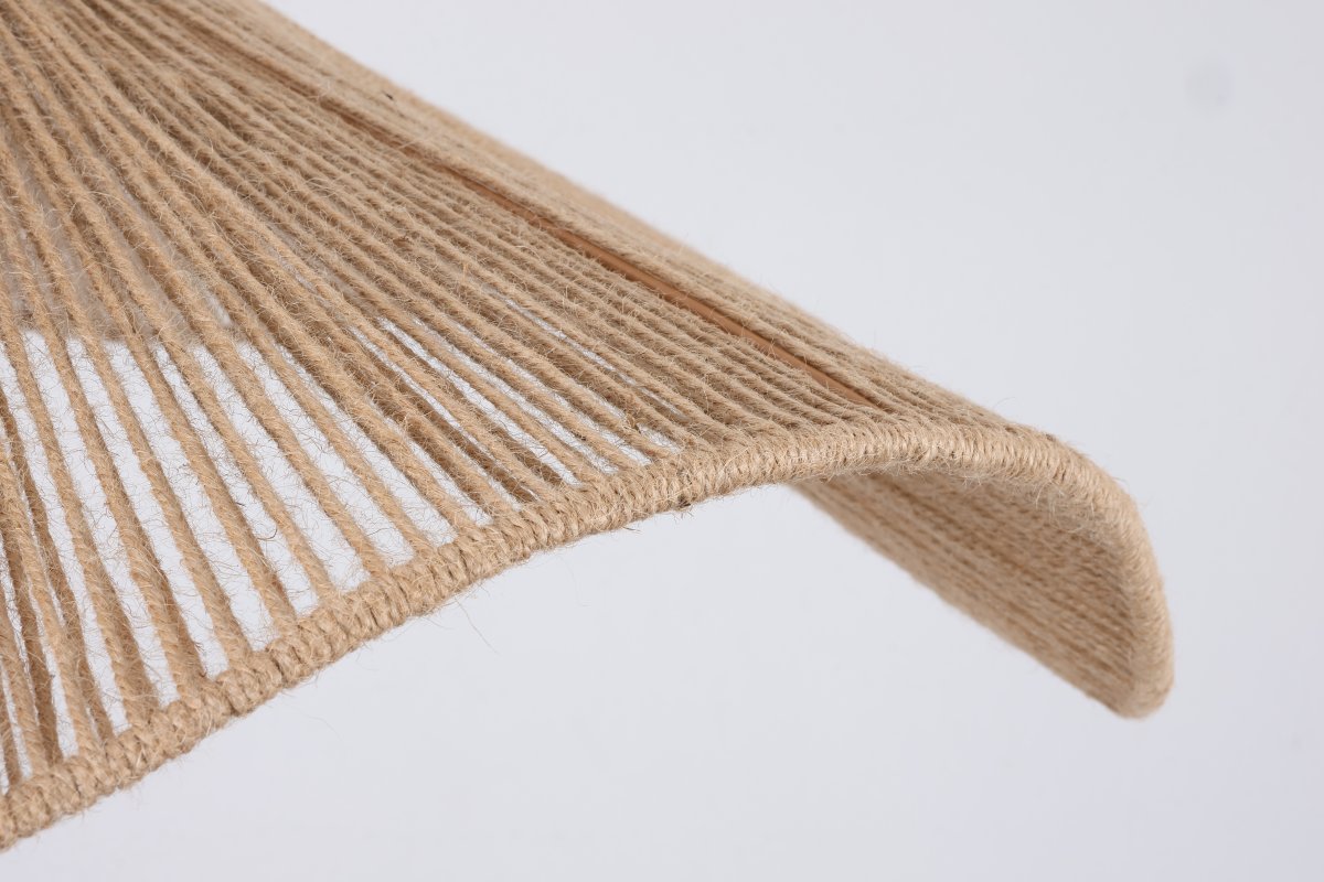 Rocca Ø70 Natuur hanglamp Van Nordic Lighting - Het licht wordt zachtjes door het materiaal gefilterd en zorgt voor een warme en uitnodigende sfeer in de kamer.