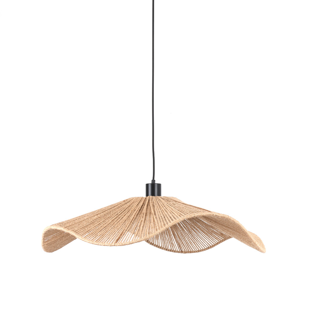 Rocca Ø70 Natuur hanglamp Van Nordic Lighting - Het licht wordt zachtjes door het materiaal gefilterd en zorgt voor een warme en uitnodigende sfeer in de kamer.