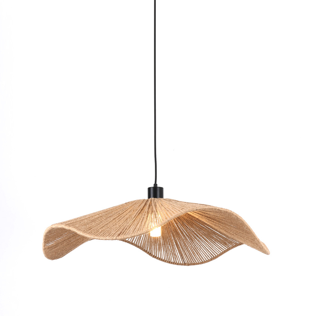 Rocca Ø70 Natuur hanglamp Van Nordic Lighting - Het licht wordt zachtjes door het materiaal gefilterd en zorgt voor een warme en uitnodigende sfeer in de kamer.