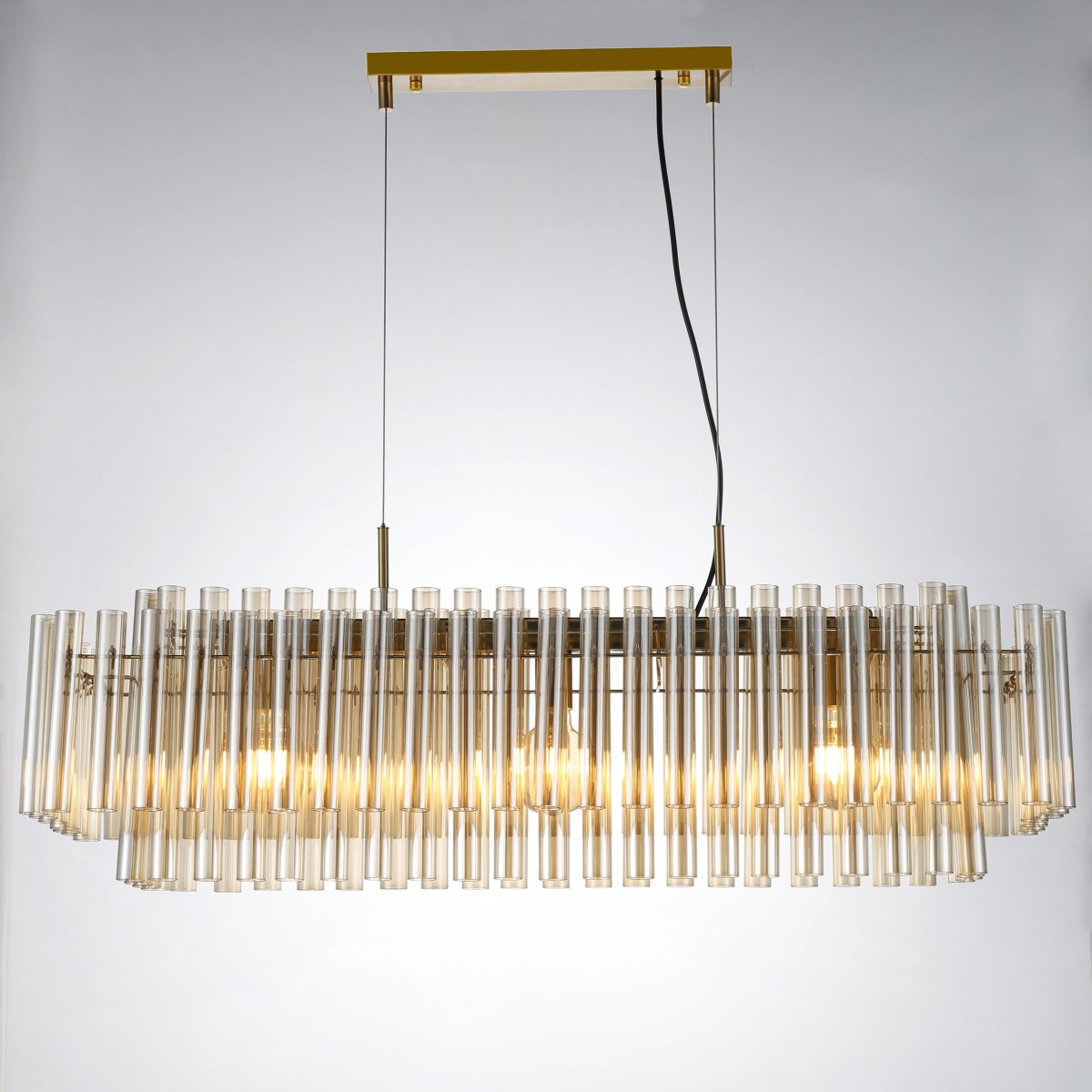 Lancaster 105cm Messing/amber hanglamp Van Lampan - De metalen lampvoet met messing afwerking versterkt de verfijnde uitstraling en geeft Lancaster een tijdloos karakter dat de hele ruimte verfraait.