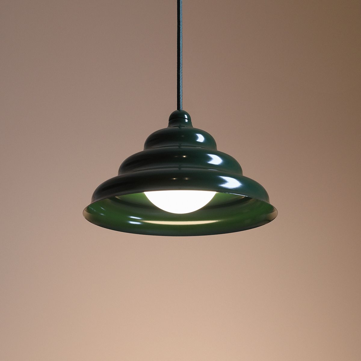 Wave Ø23 Donkergroen hanglamp Van Artera - Wave is een moderne hanglamp met een retrodesign, waardoor het een veelzijdige lamp is die in elk huis past.