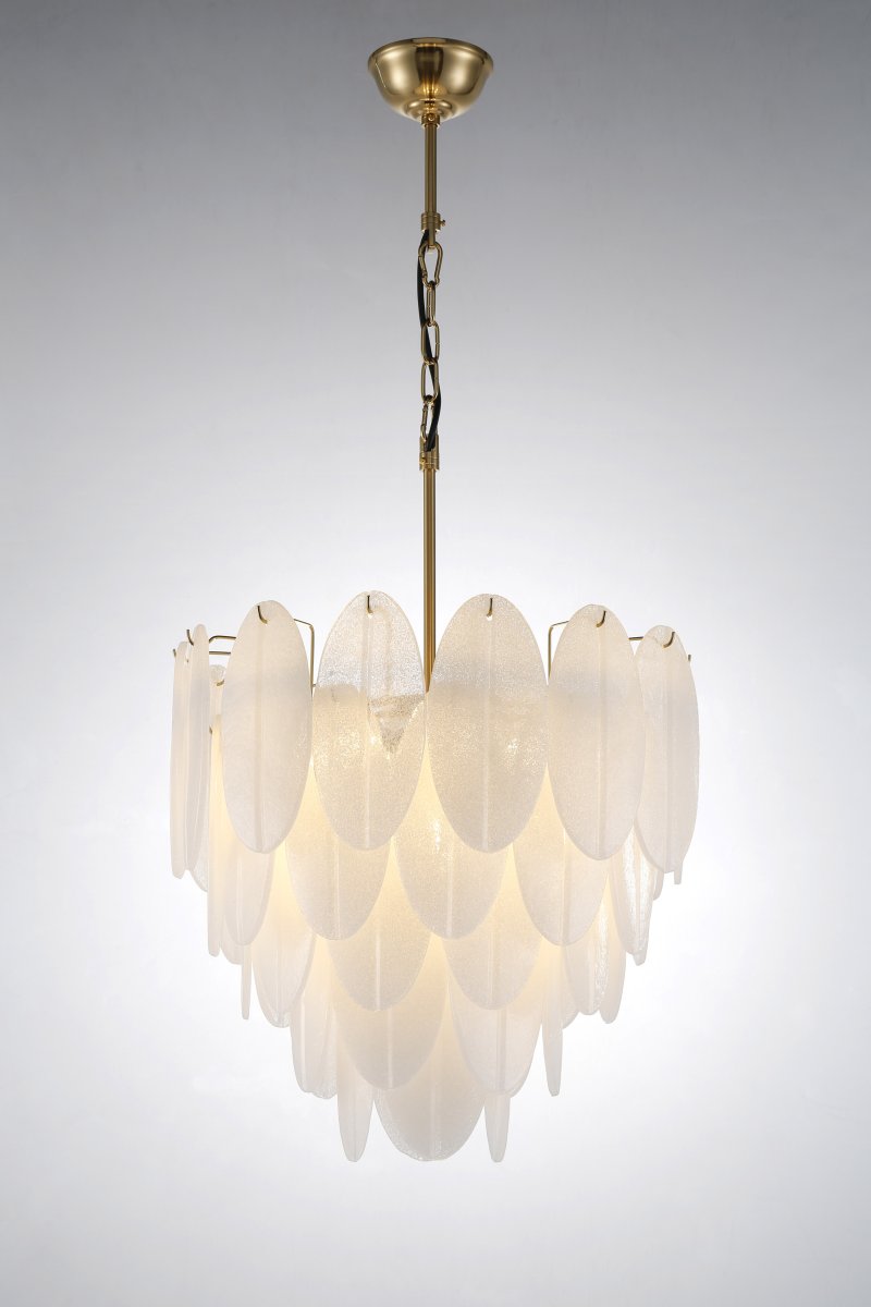 Cirrus Ø50 Messing/wit kristal Van Lampan - Met zijn sculpturale ontwerp is Cirrus een natuurlijke blikvanger boven de eettafel, in de woonkamer of in de hal.