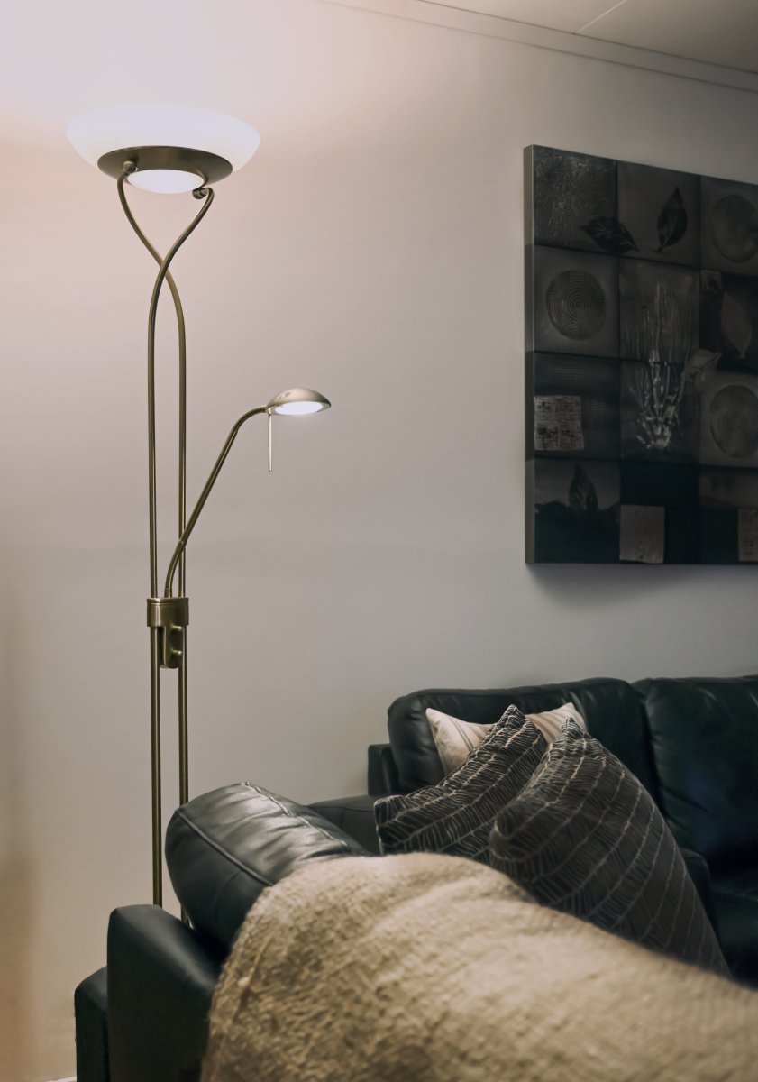 Cannes Antiek messing vloerlamp Van Aneta Lighting - Het is aan te raden om de lamp in de woonkamer of bij de bank te plaatsen als leeslamp.