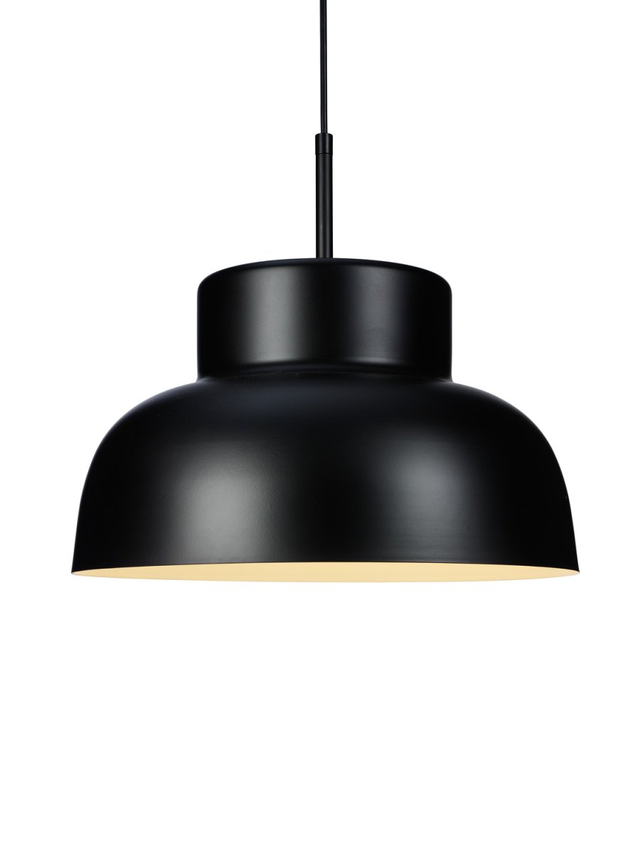 Sensei Ø40 Zwart hanglamp Van Cottex - De witte binnenkant van de kap zorgt voor een gelijkmatige en aangename lichtverdeling die het oppervlak effectief verlicht.
