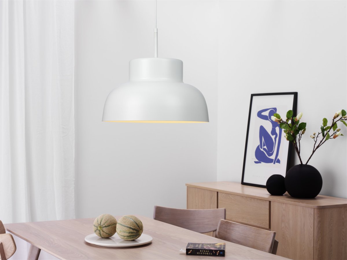 Sensei Ø40 Wit hanglamp Van Cottex - De kap zorgt voor een gelijkmatige en aangename lichtverdeling die het oppervlak effectief verlicht.