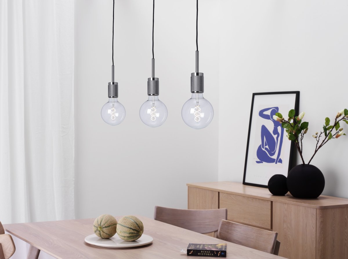 Rille 85cm Geborsteld chroom hanglamp Van Cottex - Rille is een stijlvolle metalen hanglamp met een geborsteld chroomafwerking die een moderne en elegante uitstraling geeft.