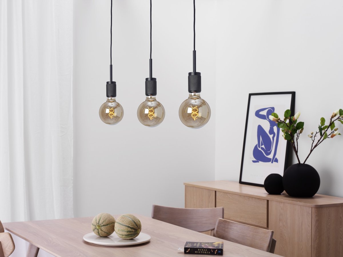 Rille 85cm Zwart hanglamp Van Cottex - De Rille plafondpendellamp is gemaakt van zwart metaal en geeft een moderne en stijlvolle uitstraling.