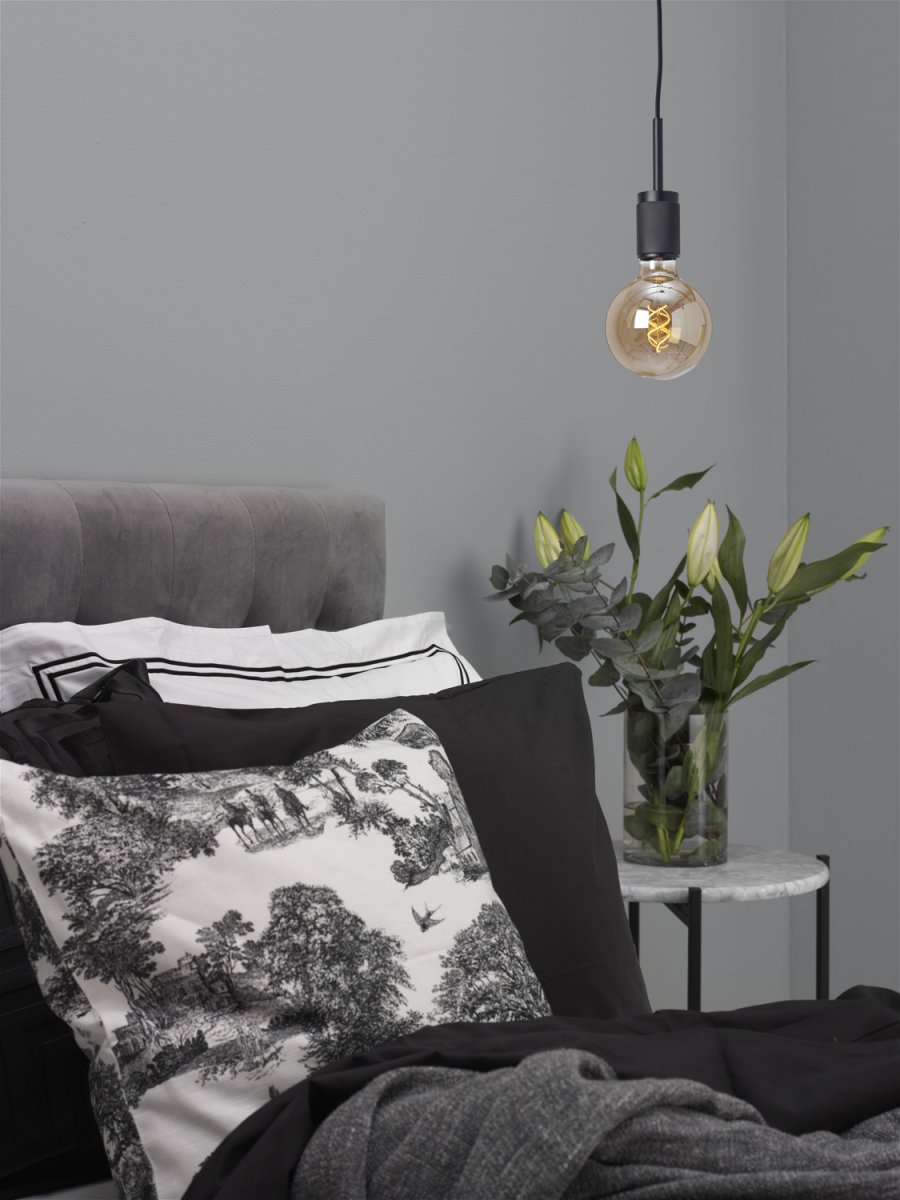 Upphäng Ø9 Zwart raamlamp Van Cottex - Wordt geleverd met een snoer van 3,5 meter en een stekker.