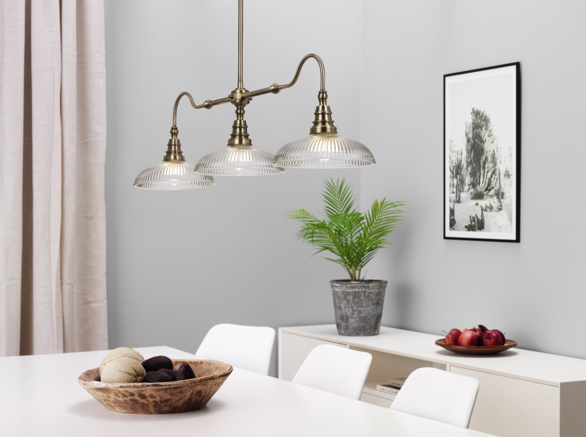 Snooker 107cm Antiquiteit hanglamp Van Cottex - De Snooker plafondlamp in metaal met antiek messing en helder glas met een geribbelde structuur is een stijlvolle en elegante lamp die de sfeer in elke kamer verbetert.