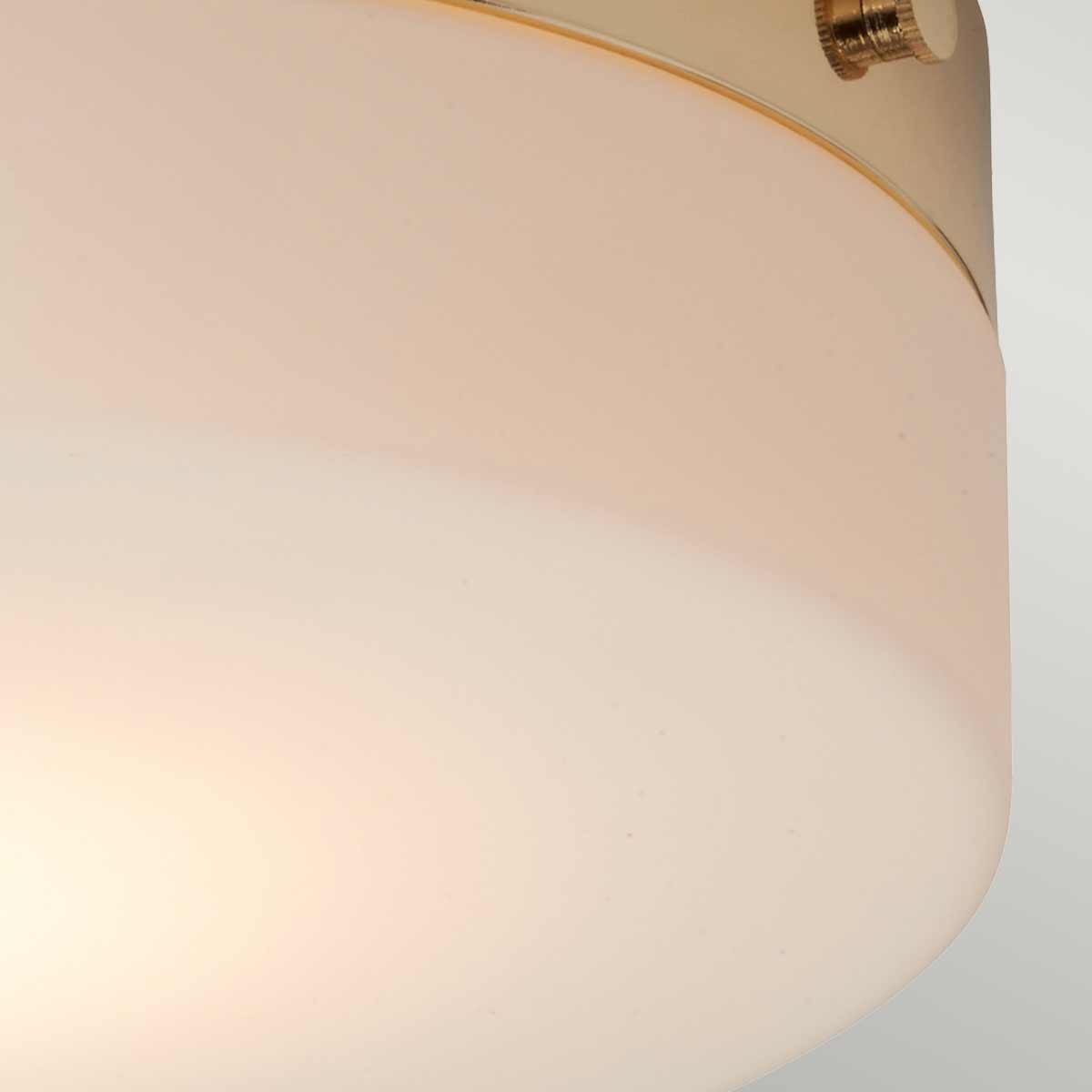 Tamar Ø30 Gepolijst goud badkamerlamp Van Elstead Lighting - De plafondlamp Tamar in gepolijst goud is een stijlvolle en functionele verlichtingsoplossing, perfect voor badkamers dankzij de IP44-classificatie, maar ook geschikt voor gangen en kamers met lage plafonds.