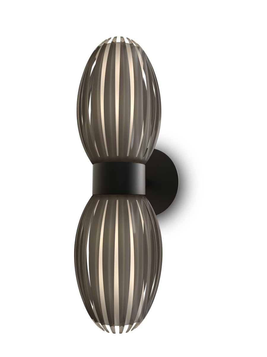 Tentacle Duo Zwart wandlamp Van Herstal - De zwarte kap met lamellen zorgt voor een prachtig lichtinval en cre&euml;ert een warme en uitnodigende sfeer.