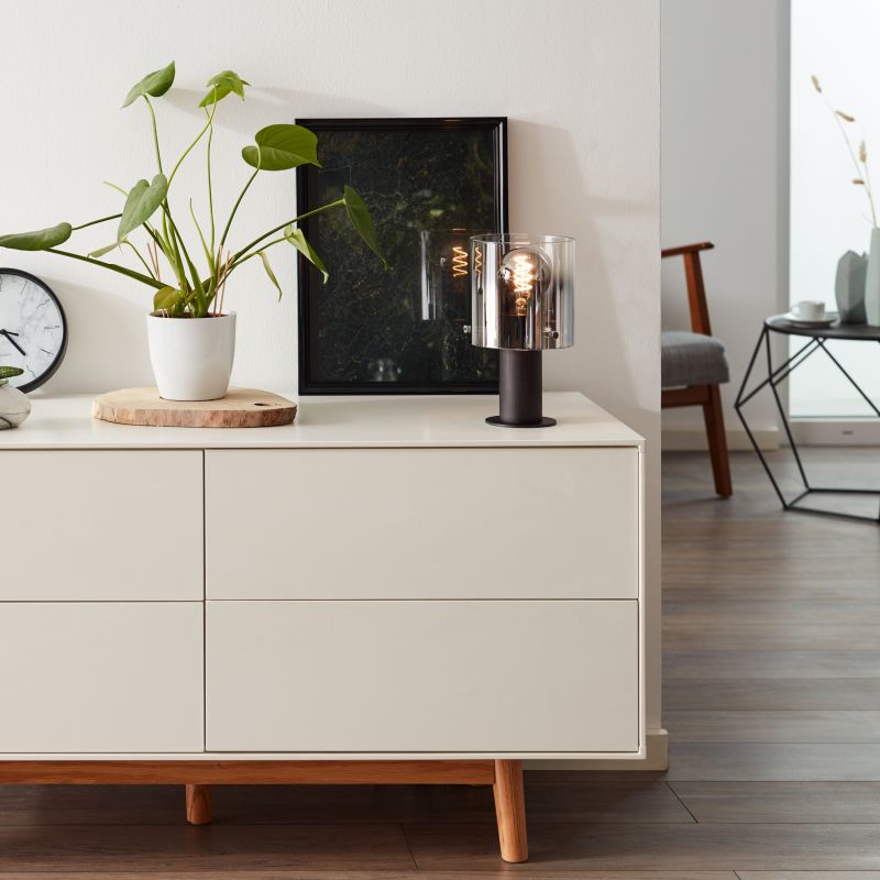 Beth 26cm Rookkleurig tafellamp Van Brilliant - Hij is een decoratief detail dat donkere hoeken verlicht en bijdraagt aan een prettige sfeer in huis.