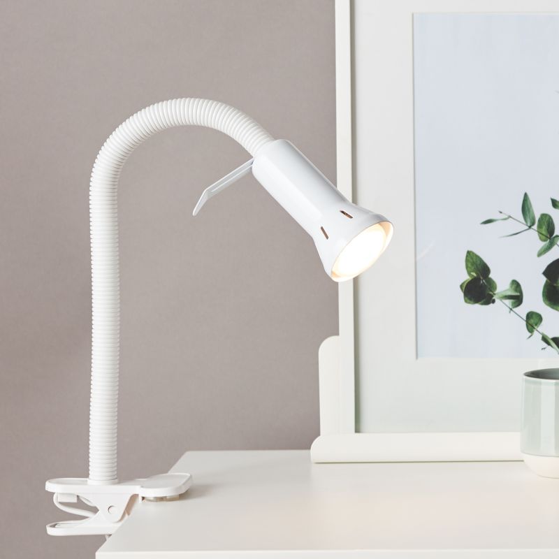 Flex Wit klemlamp Van Brilliant - Flex is een praktische klemlamp die eenvoudig met de klemvoet aan de rand van een tafel of plank te bevestigen is - perfect wanneer de ruimte beperkt is en een gewone lampvoet niet past.
