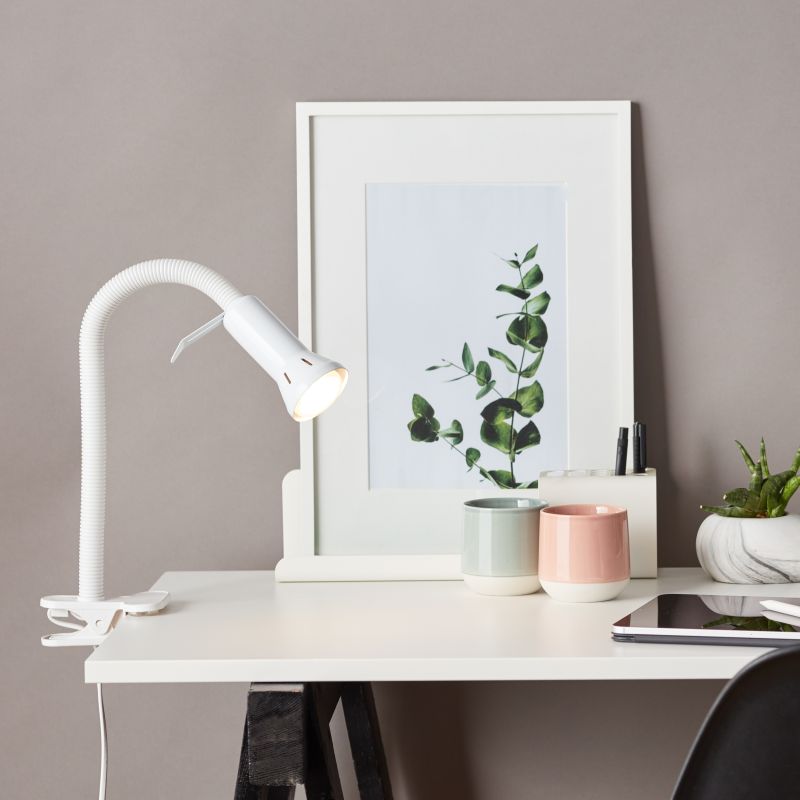 Flex Wit klemlamp Van Brilliant - Flex is een praktische klemlamp die eenvoudig met de klemvoet aan de rand van een tafel of plank te bevestigen is - perfect wanneer de ruimte beperkt is en een gewone lampvoet niet past.