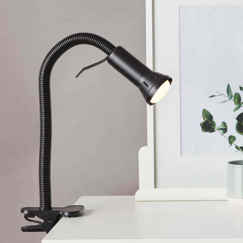 Flex Zwart klemlamp Van Brilliant - Flex is een praktische klemlamp die eenvoudig met de klemvoet aan de rand van een tafel of plank te bevestigen is - perfect wanneer de ruimte beperkt is en een gewone lampvoet niet past.