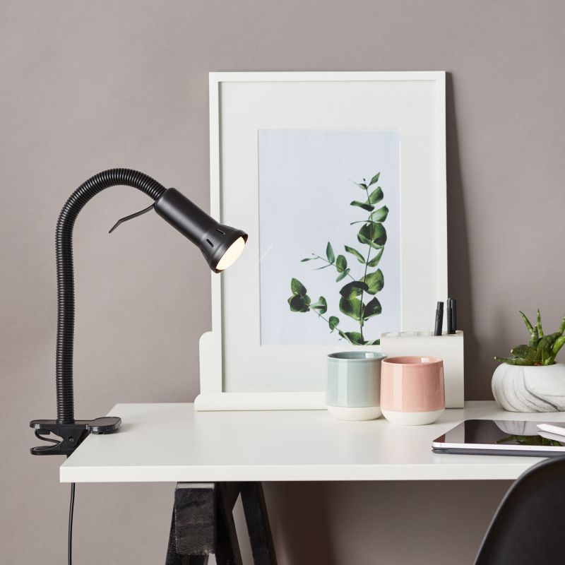 Flex Zwart klemlamp Van Brilliant - Flex is een praktische klemlamp die eenvoudig met de klemvoet aan de rand van een tafel of plank te bevestigen is - perfect wanneer de ruimte beperkt is en een gewone lampvoet niet past.