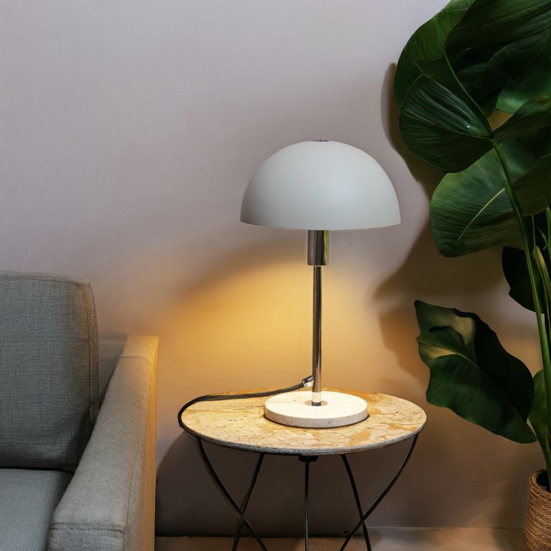 Lillian 36cm Beige tafellamp Van Brilliant - De grote, halfronde kap verspreidt een gelijkmatig en aangenaam licht dat een gezellige sfeer creëert en tegelijkertijd voldoende licht biedt om te lezen en werken.