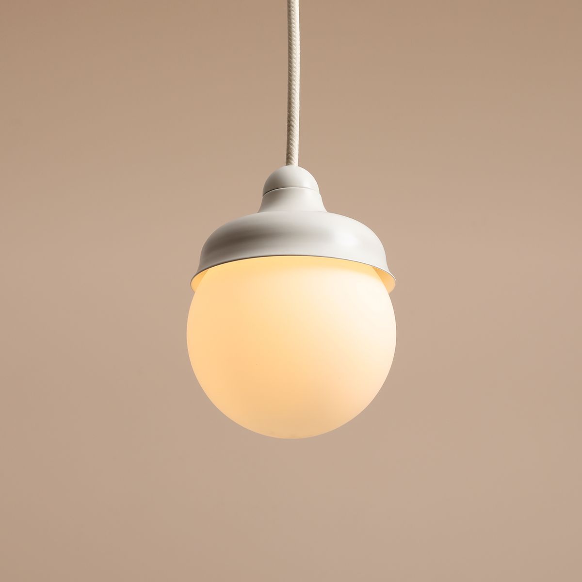 Wave Ø17 Crèmewit hanglamp Van Artera - De witte tint in combinatie met de cr&egrave;mewitte details cre&euml;ert harmonie en zorgt, naast dat het zorgt voor een goede verlichting, voor een stijlvol interieurdetail in huis.
