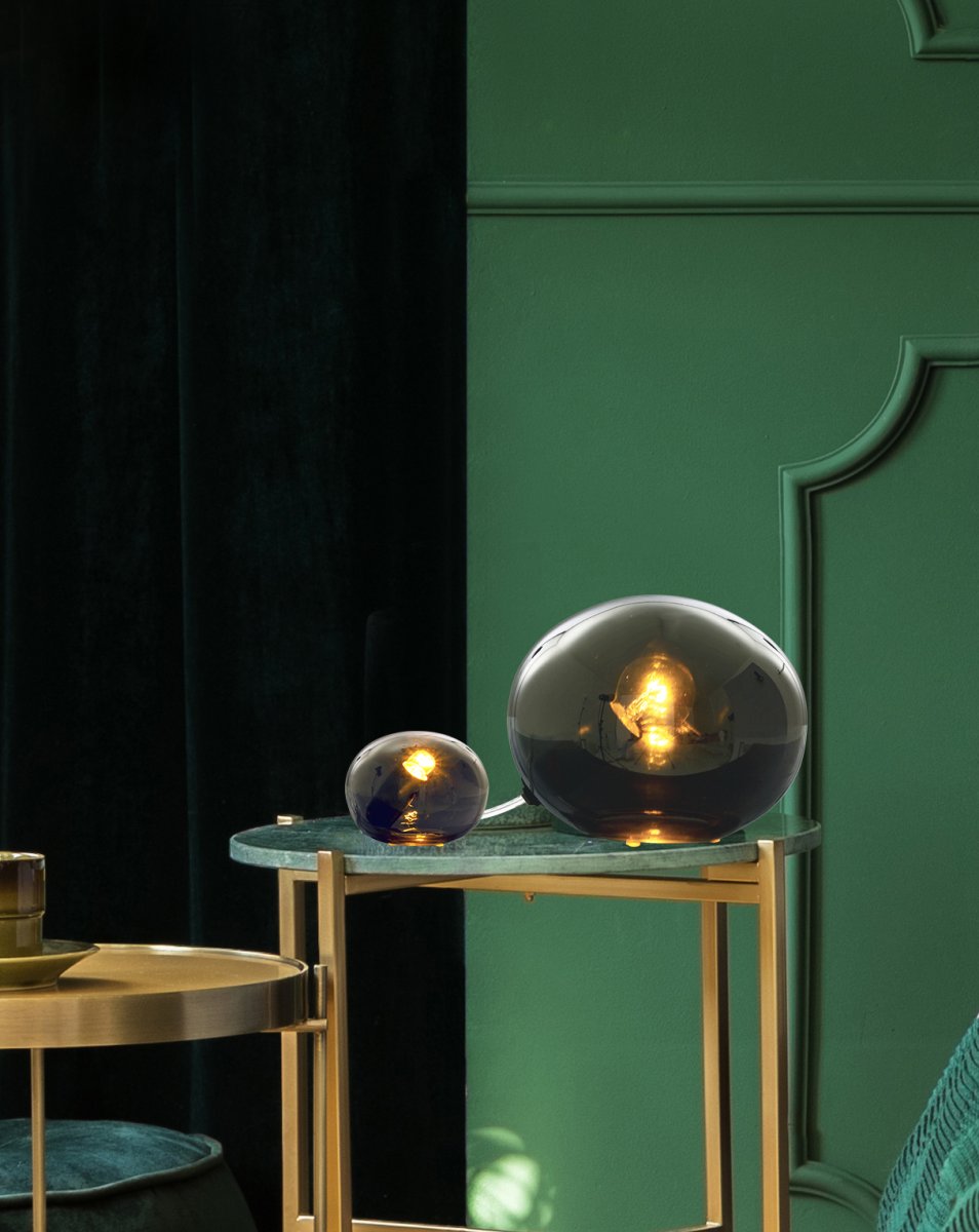 Globus 10cm Rookkleurig tafellamp Van Aneta Lighting - Globus tafellamp van gerookt glas met een lichtbron in de glazen bol die zorgt voor een decoratief en comfortabel licht.