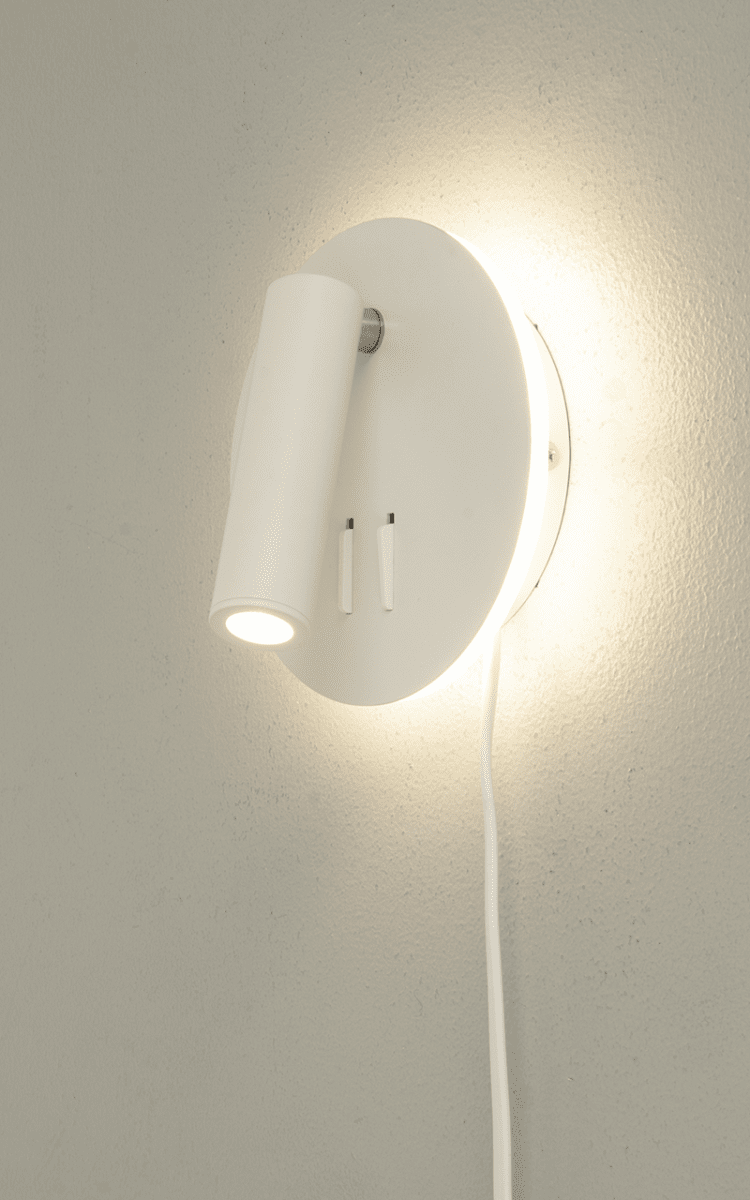 Ace Wit leeslamp Van Aneta Lighting - De lamp is voorzien van een leeslamp met een verstelbare kop en indirecte verlichting die de muur rondom de lamp verlicht.