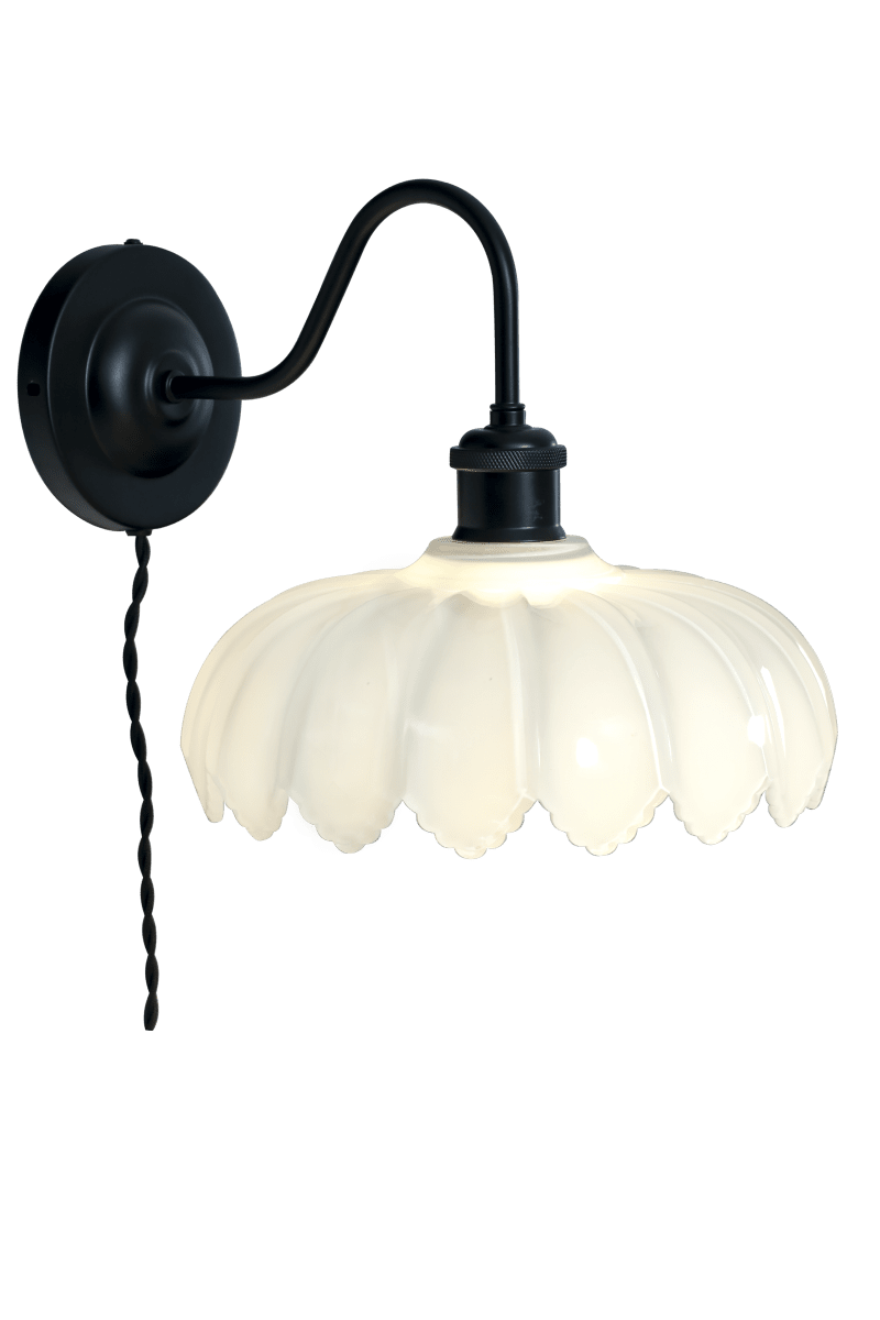 Sofia 32cm Zwart wandlamp Van Aneta Lighting - Past in de meeste kamers en creëert een zacht, decoratief licht dat bijdraagt aan een uitnodigende sfeer.