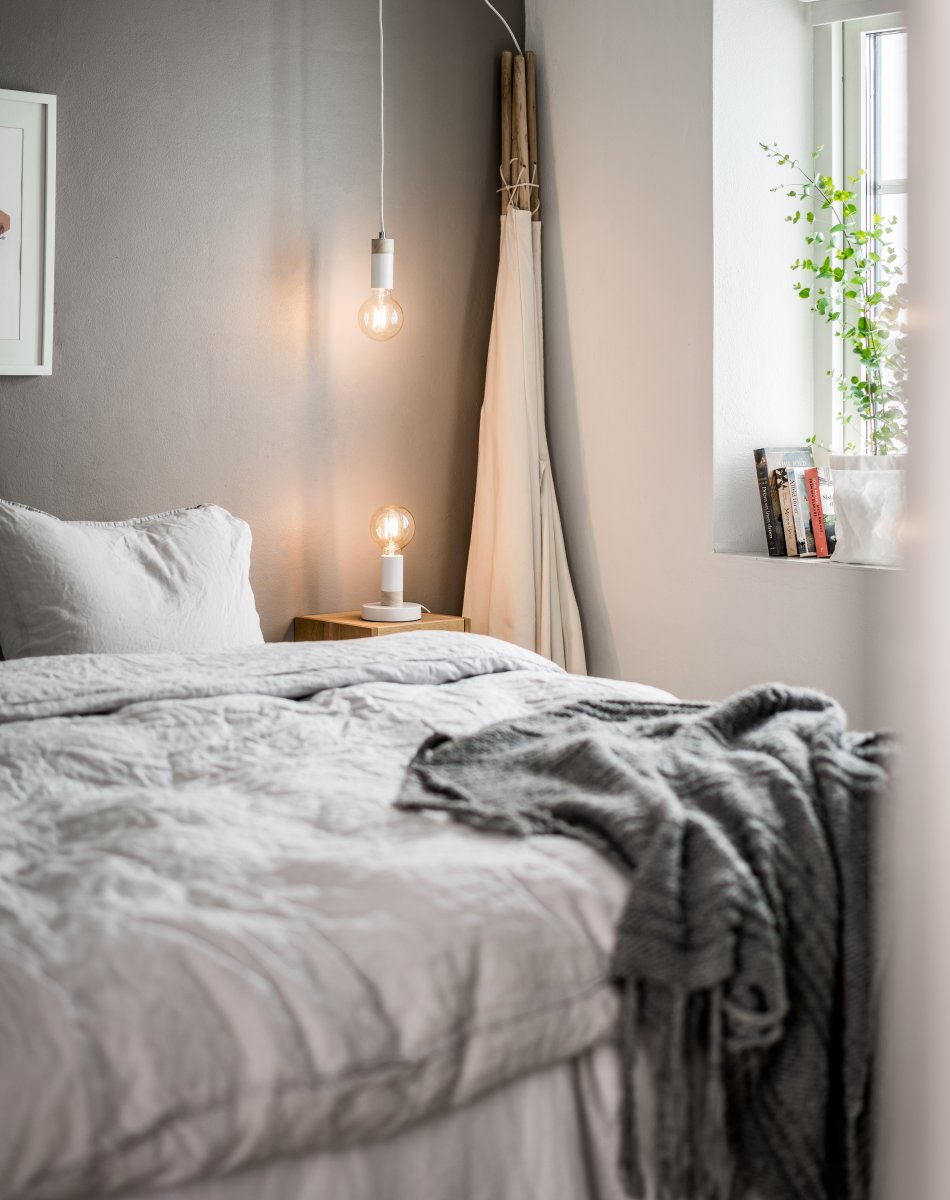 Spartan Ø5 Wit raamlamp Van Cottex - Combineer de lamp gerust met een decoratieve lichtbron om de uitstraling te versterken en een aangename sfeer te cre&euml;ren.