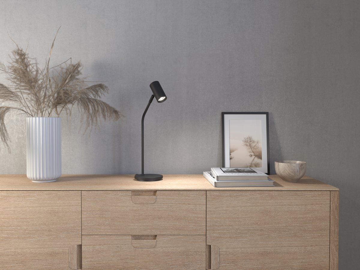 Tyson 54cm Zwart bureaulamp Van Belid - De Tyson tafellamp heeft een eenvoudig en stijlvol ontwerp in zwart getextureerd metaal, met een verstelbare lampenkap waarmee u het licht precies daar kunt richten waar u het nodig heeft om te lezen of werken.