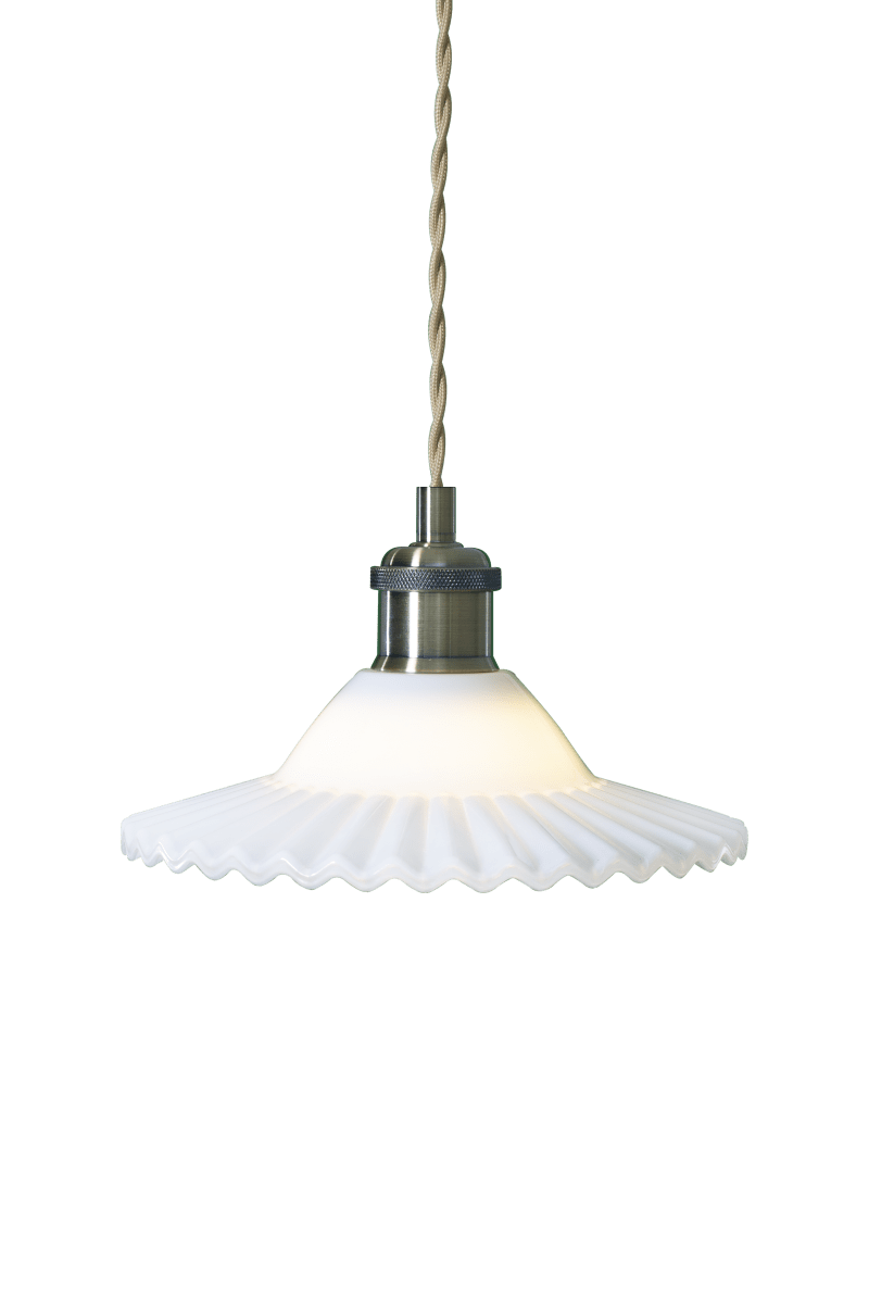 Silvia Ø22 Antiek messing/wit raamlamp Van Aneta Lighting - Creëert een decoratief lichtpunt in het raam dat bijdraagt aan een uitnodigende en gezellige sfeer.