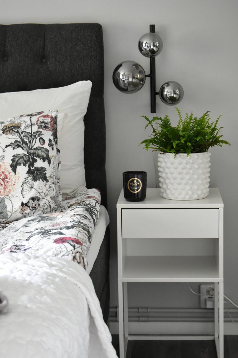 Molekyl 36cm Rookgrijs wandlamp Van Aneta Lighting - De lamp is gemaakt van zwart metaal en heeft kappen van rookglas die een zacht en aangenaam licht verspreiden.