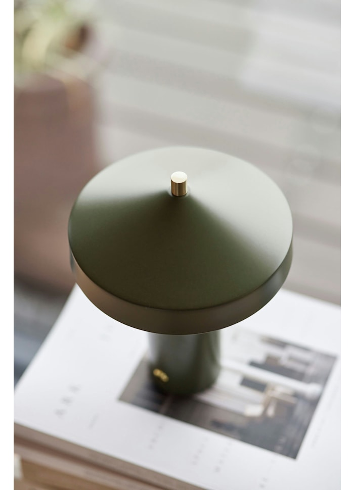 Hatto 25cm Groente Draagbare Van OYOY - Met een dimfunctie in drie standen en energiezuinige ledverlichting biedt hij verstelbaar en comfortabel licht voor verschillende behoeften.