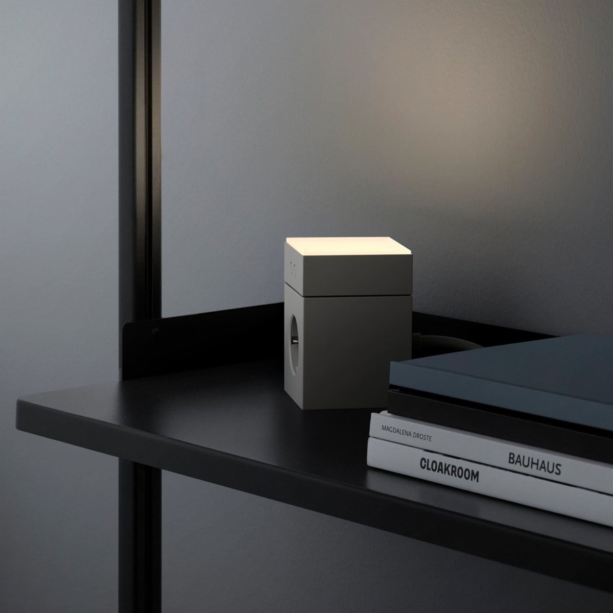 LAMP 1 - EU Grijs Van Avolt - Deze handige kleine lamp kan direct in het stopcontact (230V) worden gestoken en is perfect als nachtlampje of sfeerverlichting in de hal, slaapkamer of andere ruimtes waar u een zacht licht wilt.