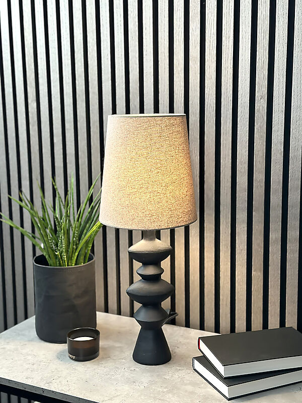 Nina 54cm Zwart tafellamp Van Aneta Lighting - Met een stoffen kap die een aangenaam licht verspreidt en een lampenvoet met een licht ruwe structuur.