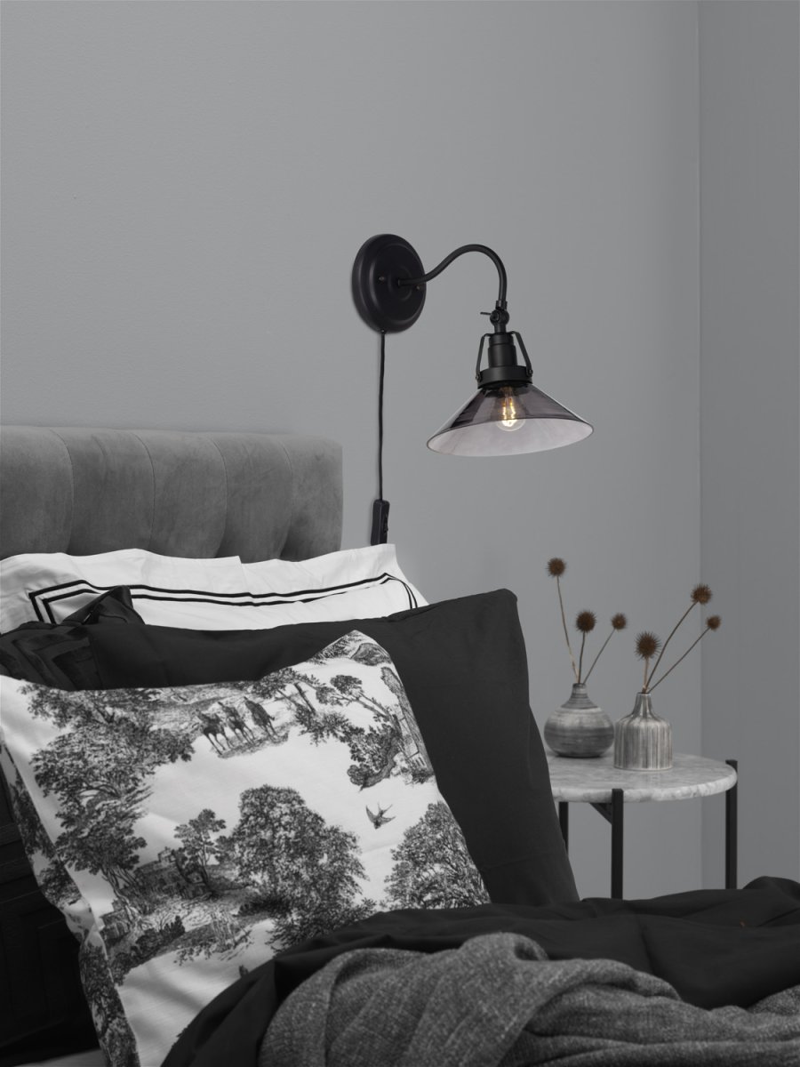 Schoollamp Ø20 Zwart wandlamp Van Cottex - De combinatie van zwart metaal en gerookt glas cre&euml;ert elegantie en zorgt voor een mooie lichtspreiding.