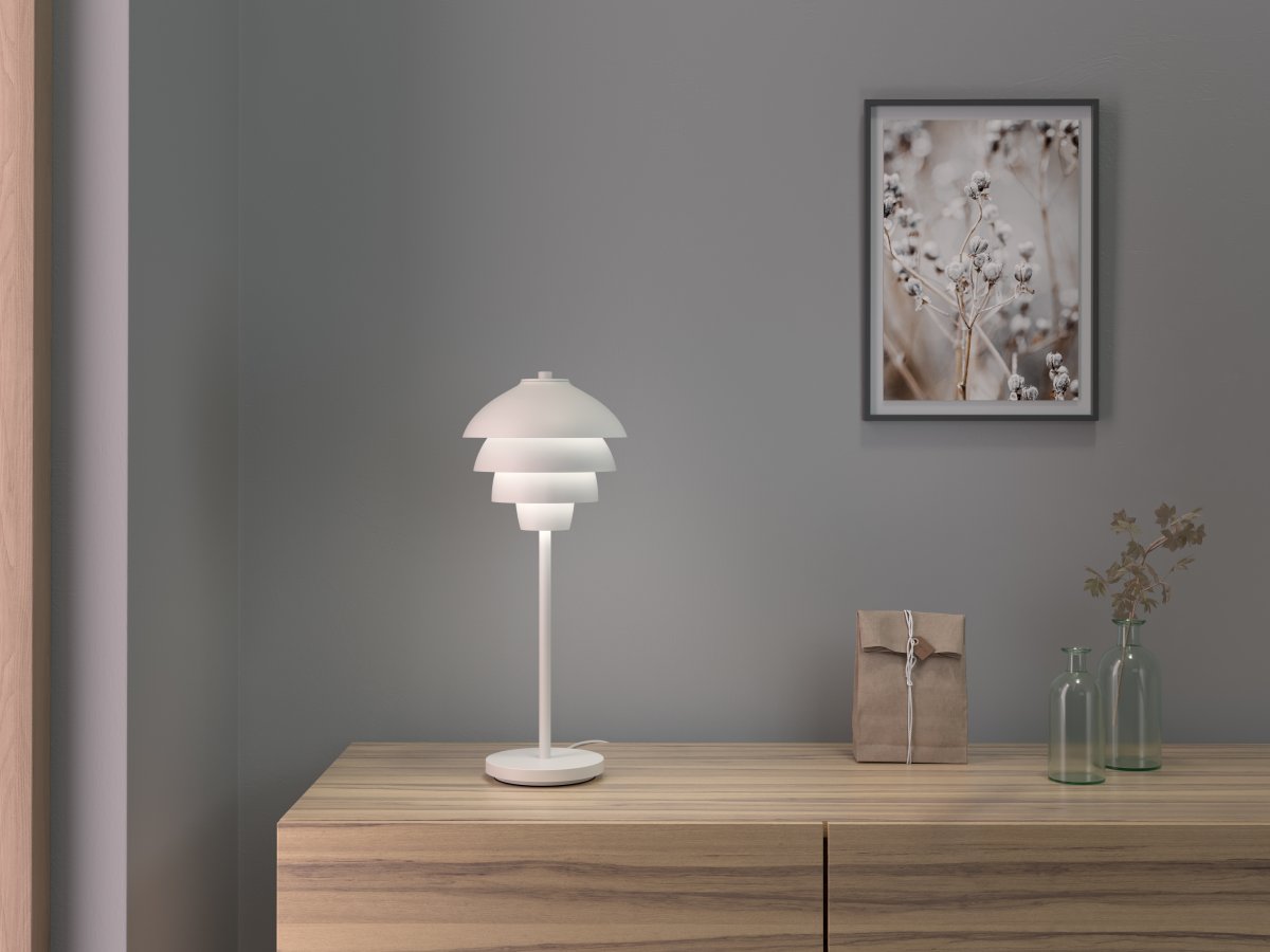 Valencia 40cm Mat wit tafellamp Van - Met de vier metalen lampenkappen zorgt hij voor een gelijkmatig en aangenaam licht en een prachtig lichtpatroon.