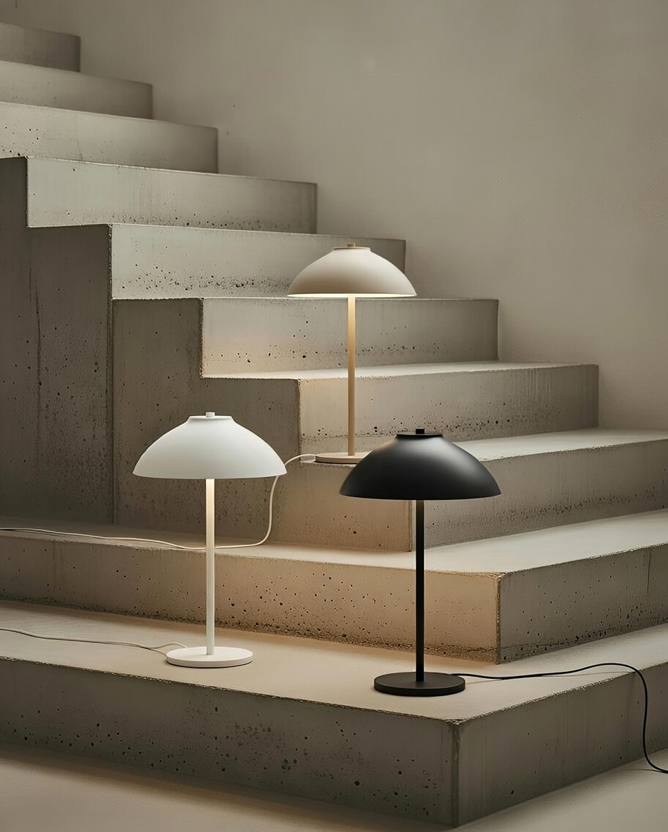 Vali 40cm Wit tafellamp Van Belid - De brede kap richt het licht naar beneden en cre&euml;ert een heldere lichtzone die de ruimte structuur en sfeer geeft.