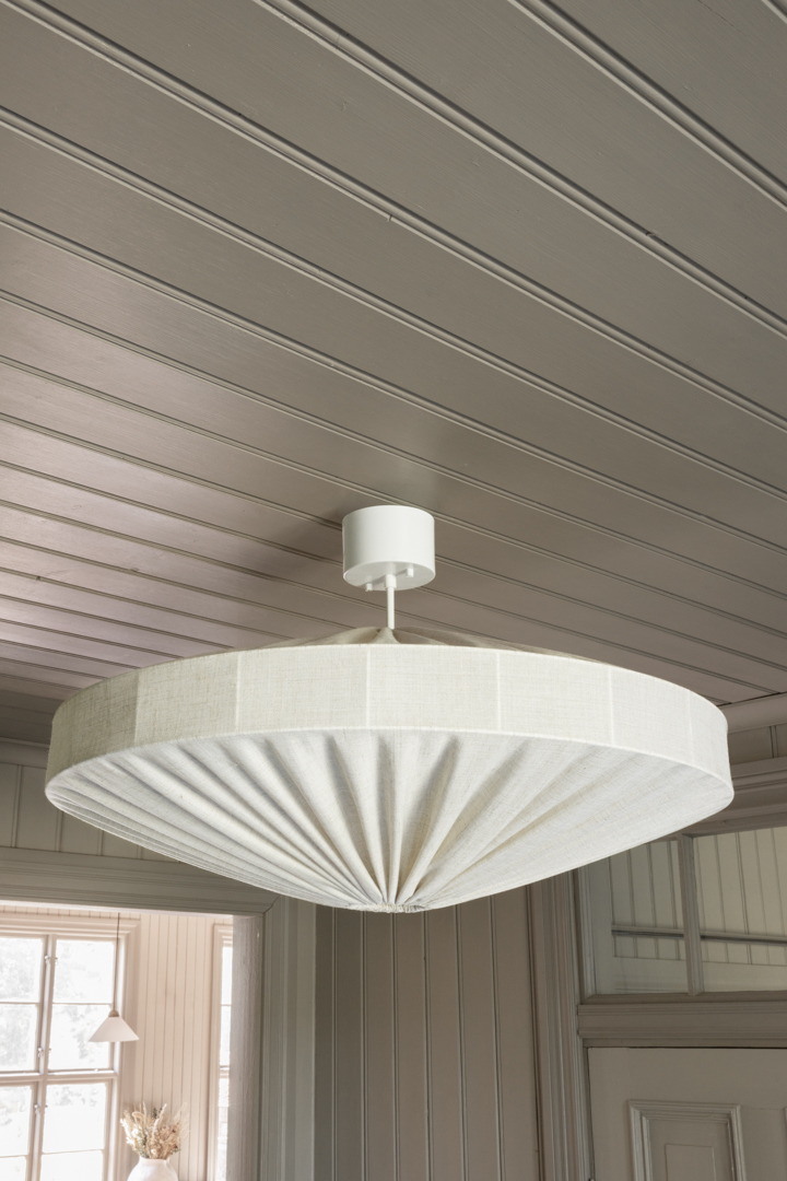 Alba Lampenkap Excl. Ophanging Ø78 Wit hanglamp Van Alde & Lind - Alba is een zachte en decoratieve lampenkap met een metalen frame en een witte, elastische jersey stof.
