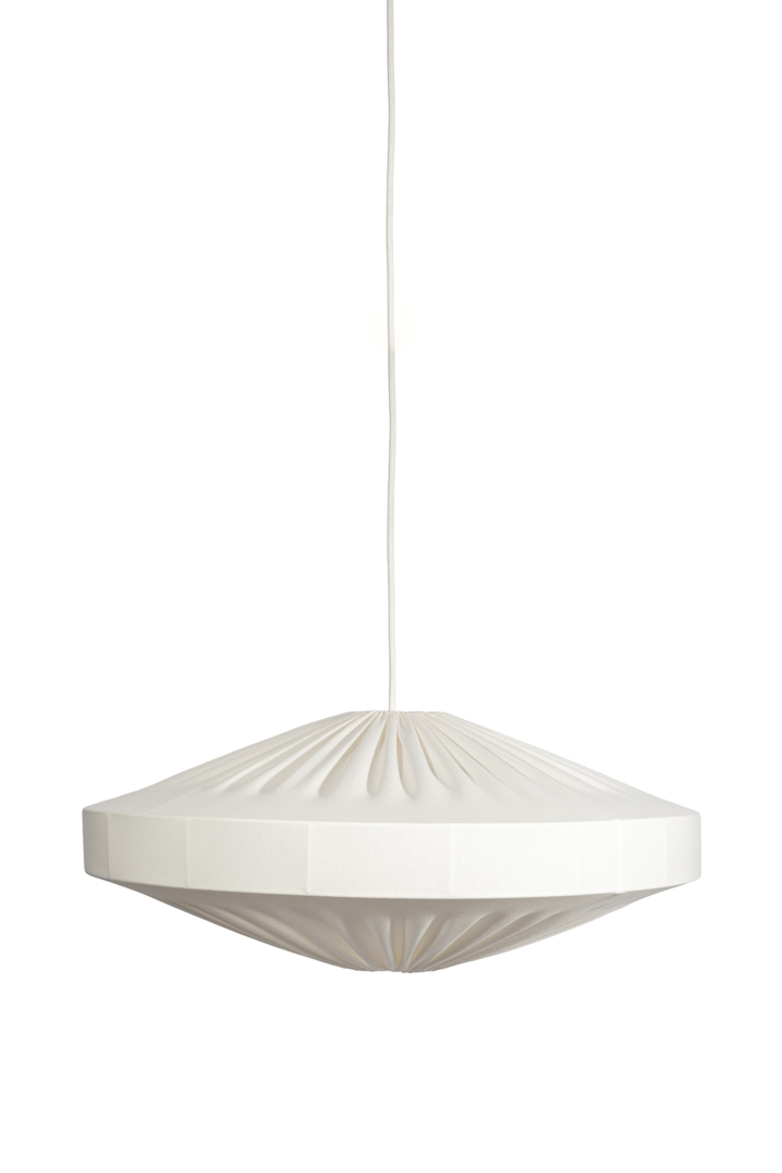 Alba Lampenkap Excl. Ophanging Ø58 Wit hanglamp Van Alde & Lind - Alba is een zachte en decoratieve lampenkap met een metalen frame en een witte, elastische jersey stof.